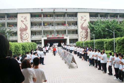 校内を巡回する卒業生を見送る在校生