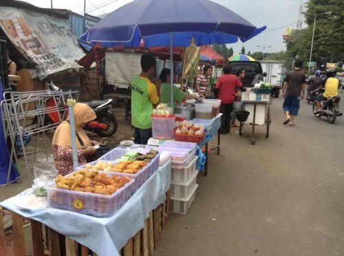 日没２時間ぐらい前から売り子が並びます。断食月以外は何をしている人たちなのか不思議です