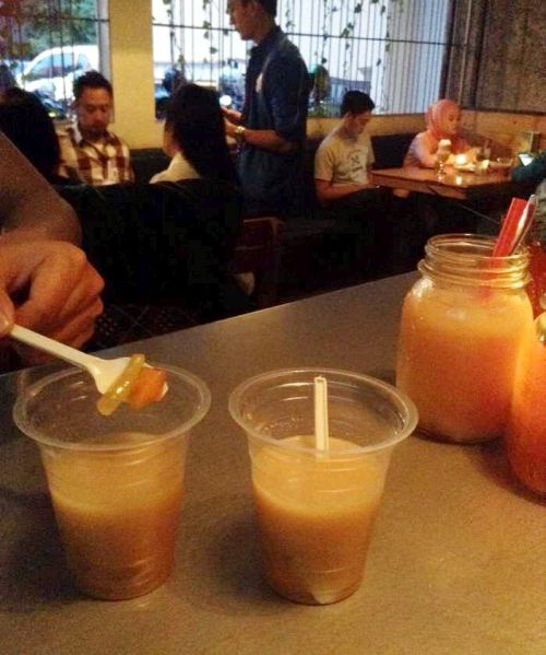 この時期は多くのレストランで断食明けの時間に甘い飲み物やデザートが無料提供されます