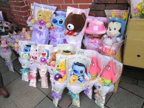 学校の正門前に並ぶ花の露店より