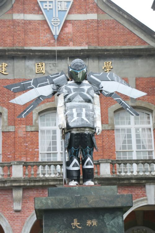 未来の兵士にコスプレされた蒋介石の銅像