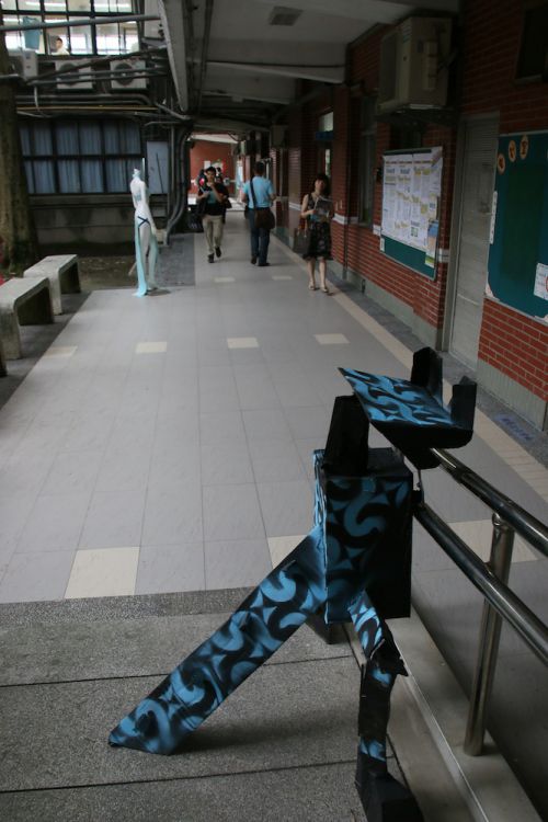 運動場へ向かう通路に用意された未来のロボット