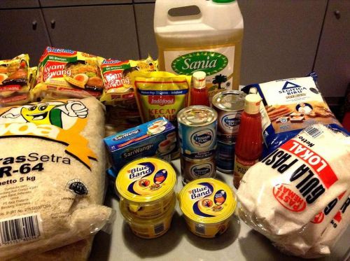 私が去年いただいたスンバコ。米10キロ、油5リットル、砂糖3キロ、小麦粉2キロ、インスタントラーメン段ボール1箱、マーガリン、紅茶等々、かなりの量です