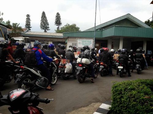 スンバコをバイクに積んで持ち帰ります。この時期はスンバコらしき物を積んだバイクをよく見かけます