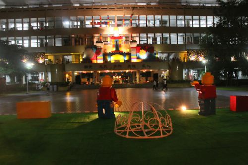 校舎をホテルに見立てたセット