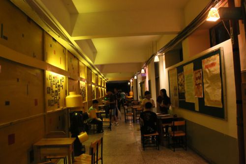 校舎の中の廊下より