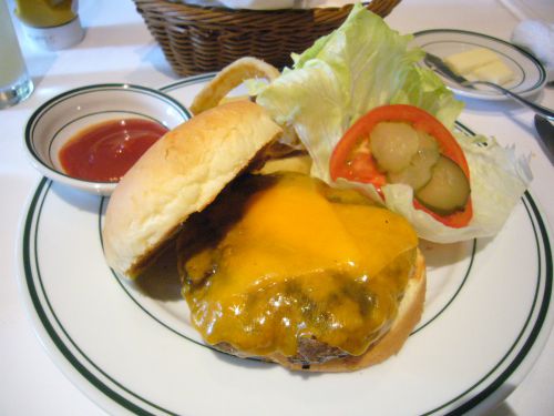 こちらが定価2,600円のハンバーガー。