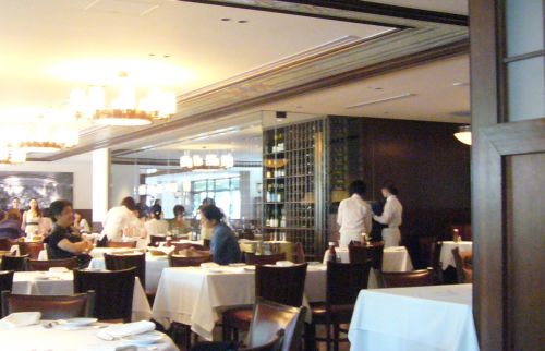 高級感のあるシックな店内。