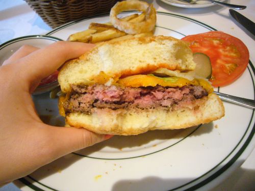 焼き加減はミディアムで、中がピンク。