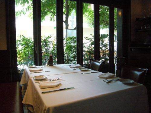 ソファー席。外のグリーンがきれいです。