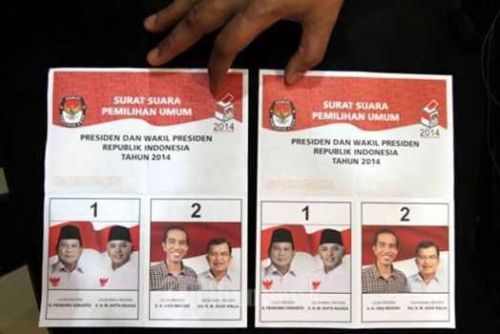 大統領選投票用紙。１がプラボウォ氏組、２がジョコウィ組。副大統領とセットで立候補します