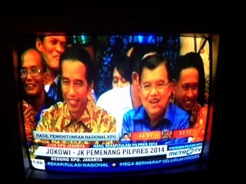 7月22日夜、大統領確定の発表を放映。左がジョコウィ新大統領です。右は副大統領