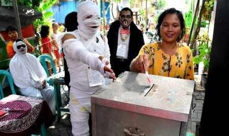 投票所の委員は地域の人たちが担当します。中にはこんなユニークな格好の人も