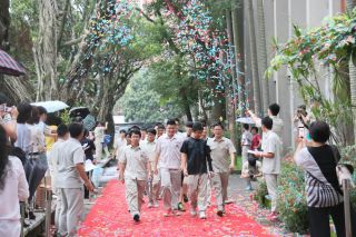 卒業生が通る花道