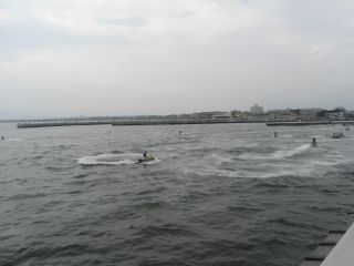 海を楽しむ若者