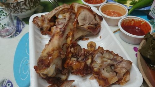 肉の下に大腿骨があり量は多くありませんが、コラーゲンと脂分が多く、満腹感があります