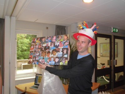 クラスの生徒たちの写真をプレゼントされて大喜びの担任。