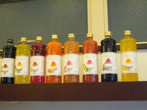カラフルなシロップが並びます。