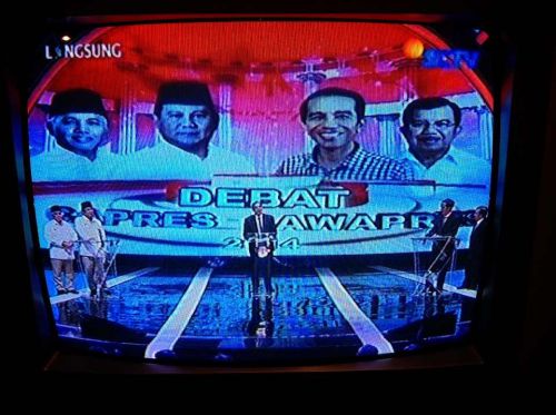 連夜テーマに沿った討論会が放映されています。テレビ局のオーナーの意向で偏った放送も…(もちろん禁止されていますが)