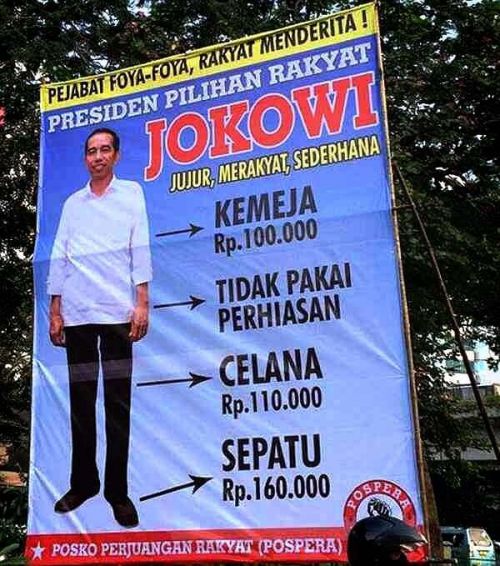 シャツ870円、アクセサリーなし、ズボン950円、くつ1400円と庶民派をアピールするジョコウィの看板