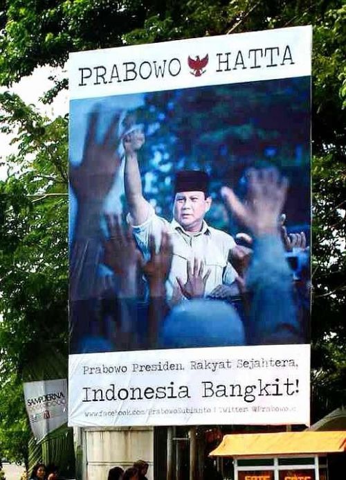 対するプラボウォ氏の看板。多くのタレントやミュージシャンなどもどちらを応援するか表明しています