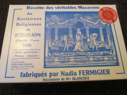 この青と白の箱が目印