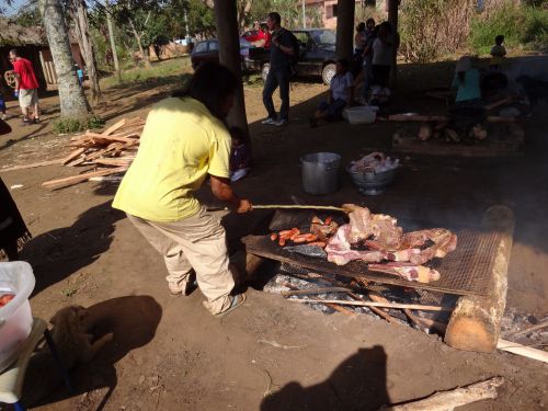 グアラニ族の集落でのバーベキュー