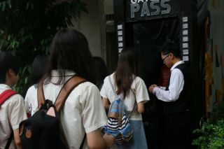 搭乗券を確認する在校生の姿が