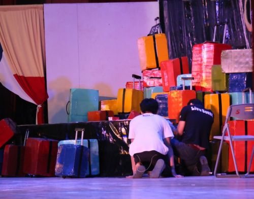 卒業生入場時もセットの調整に追われるメンバー