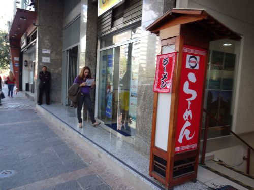 ここ半年以内にオープンした東洋人街のラーメン店の店先