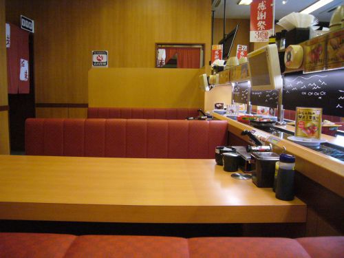 ゆったりソファーのテーブル席。