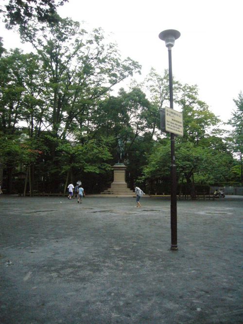 小雨になったのを見計らって騎馬像前で子供が遊んでいました。