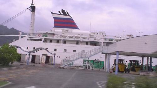 東京竹芝と父島を結ぶ定期船、おがさわら丸。東京出発は午前10時、父島到着は翌日の11時30分。