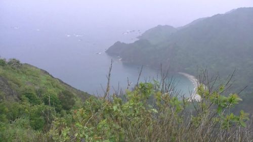 ボニンブルーといわれる美しい海、曇りでしたが見事な風景でした。