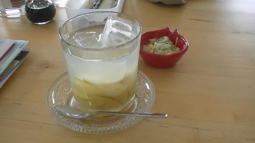 父島に着いて早速いただいた島レモンスカッシュ。