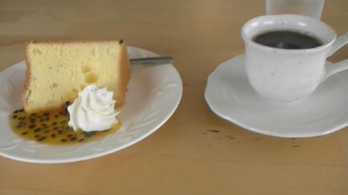 小笠原コーヒーと今が旬のパッションフルーツの果肉が添えられたシフォンケーキ。