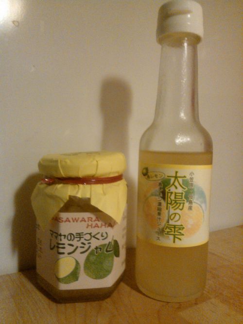 お土産に人気、ママレモンのマーマレードや濃縮果汁、家庭用にも買ってまいりました。