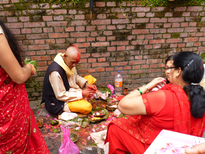 司祭の額のティカと頭頂のおだんごが気になる。。。