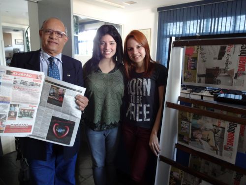 アデルソン氏とボケ・ニュース紙の編集部の若い女性記者ナターシャさんとクリスさん