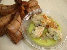 断食月が明けたら食べる鳥肉のココナッツミルク煮とココナッツの葉に包まれたごはん