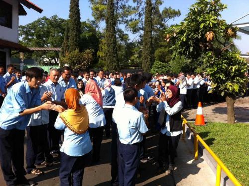 女性は頬を合わせ、男性や異性間では指先をお互いに挟む形で挨拶します