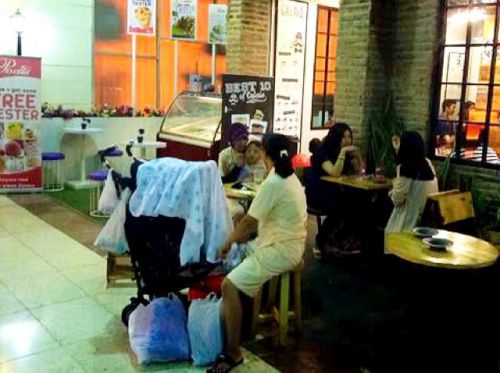 レストランやモールでもお手伝いさんが子供の面倒をみているのをよく見かけます