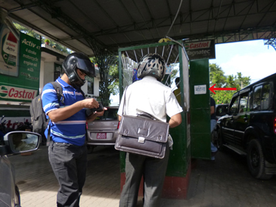 赤い矢印のところに「女性」と紙を貼っています。