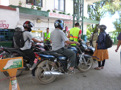 先頭は女性。男性の後ろには女性も混じって並んで待っていました。