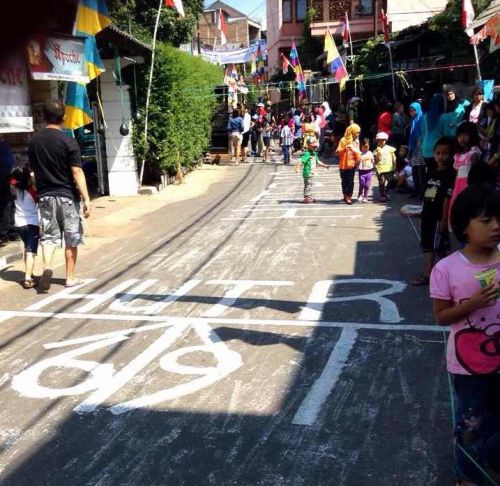 うちの近所では道路を車両通行禁止にし、ミニ運動会が開催されていました。道路には「69回目の誕生日」と書かれています