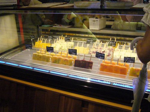 カラフルなキャンディーが並びます。