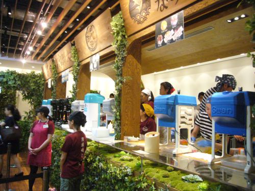 お店ごとにカウンターがわかれています。