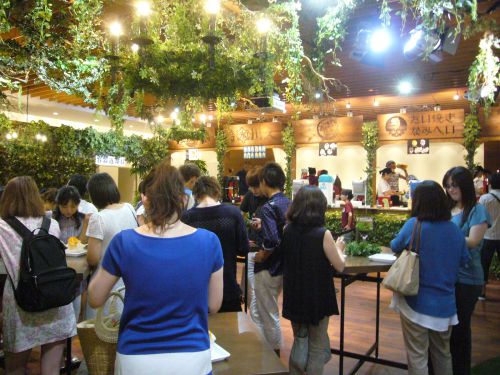 にぎわう会場。