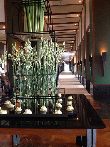 ロビーに飾られた植物のモチーフが綺麗