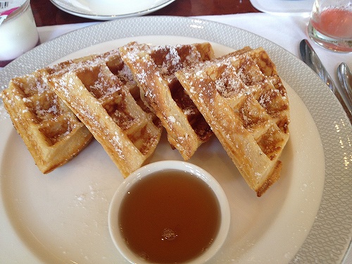 朝からワッフル。一泊の滞在で太りました…
